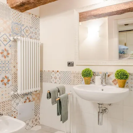 Paolino's 2 Bedrooms Close To Bus Terminal Apartment *