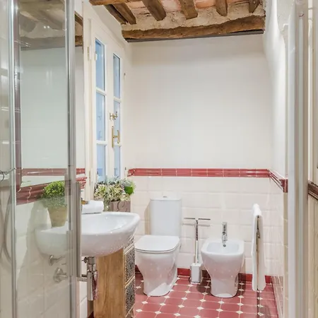 Paolino's 2 Bedrooms Close To Bus Terminal Apartment *