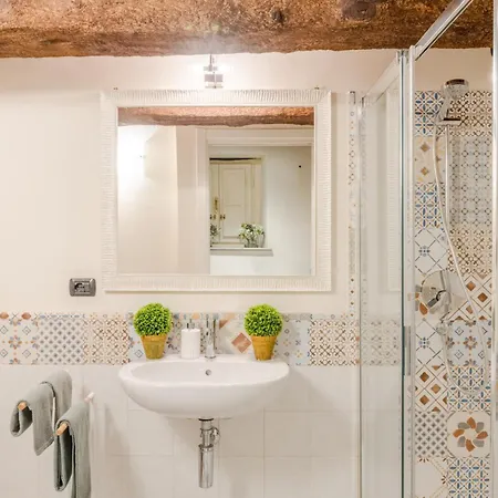 Paolino's 2 Bedrooms Close To Bus Terminal Apartment *